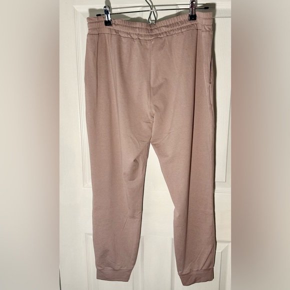 Vuori Women’s Performance Jogger Lavender - Size Large - Picture 2 of 4